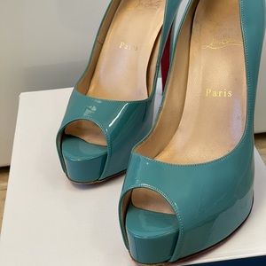 Turquoise classic Louboutin peep toes